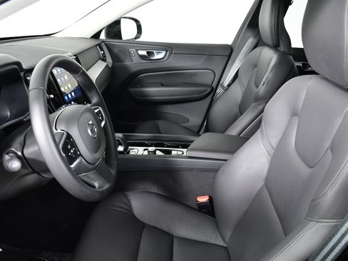 Used 2025 Volvo XC60 B5 Plus image 18