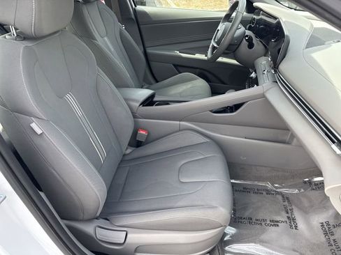 Certified 2025 Hyundai Elantra SEL image 13