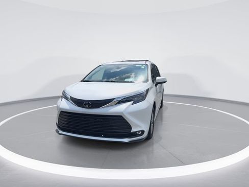 Used 2026 Toyota Sienna XLE FWD image 3