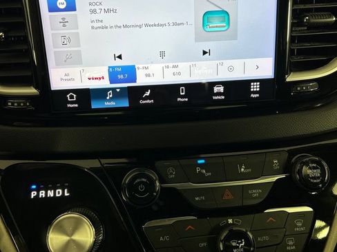 Used 2024 Chrysler Pacifica Touring-L FWD image 13