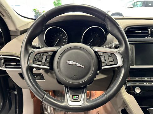 Used 2017 Jaguar F-PACE R-Sport image 31