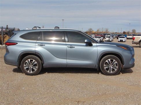 Used 2022 Toyota Highlander XLE image 3
