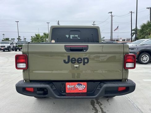 Used 2025 Jeep Gladiator Sport image 3