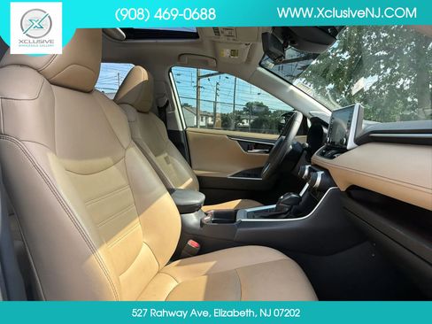 Used 2020 Toyota RAV4 Limited FWD image 21