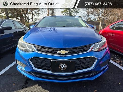 Used 2018 Chevrolet Cruze LT w/ Convenience Package image 2
