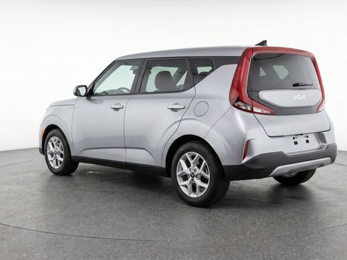Used 2025 Kia Soul LX w/ LX Technology Package FWD image 5