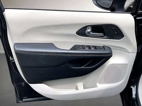 Used 2023 Chrysler Pacifica Touring-L FWD image 20