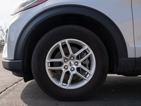 Used 2025 Ford Explorer Active AWD/4WD image 9