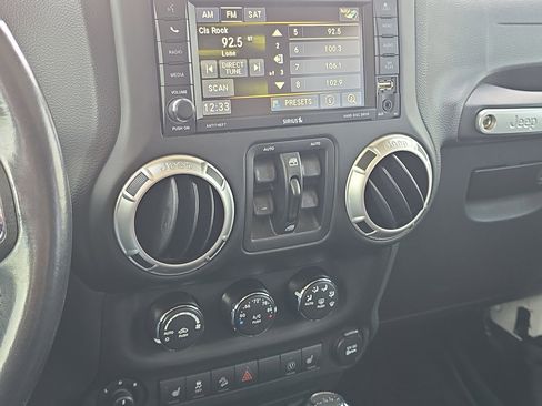 Used 2017 Jeep Wrangler Unlimited Rubicon w/ Connectivity Group image 15