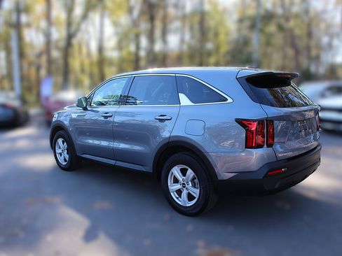 Used 2023 Kia Sorento LX image 7