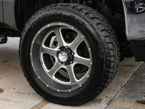 Used 2017 Nissan Titan SV image 50