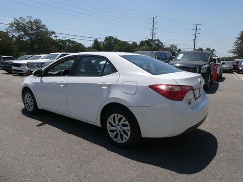Used 2018 Toyota Corolla LE FWD image 8