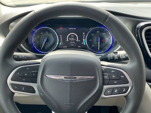 Used 2024 Chrysler Pacifica Touring-L FWD image 8