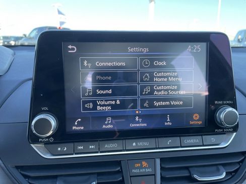 Used 2024 Nissan Altima 2.5 SV image 17