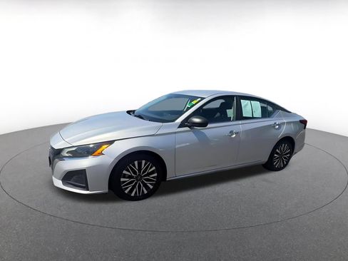 Used 2024 Nissan Altima 2.5 SV FWD image 8