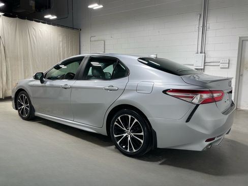 Used 2020 Toyota Camry SE w/ Sunroof Package FWD image 5