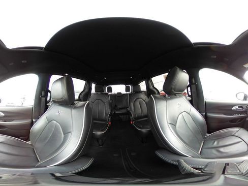 Used 2025 Chrysler Pacifica Limited image 45