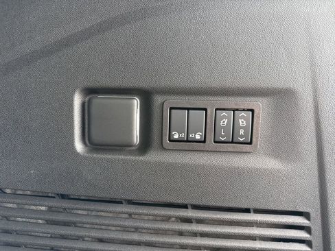 Used 2024 GMC Yukon XL Denali image 32