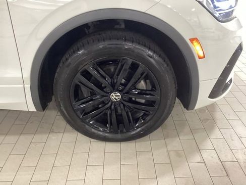 Used 2022 Volkswagen Tiguan SE R-Line AWD/4WD image 9