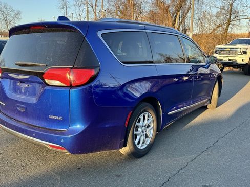 Used 2020 Chrysler Pacifica Touring-L image 7