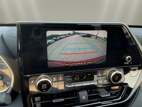 Used 2025 Toyota Highlander XLE FWD image 16