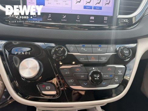 Used 2023 Chrysler Pacifica Touring-L FWD image 18