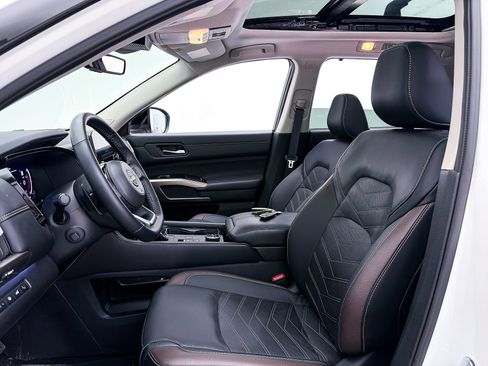 Used 2024 Nissan Pathfinder Platinum AWD/4WD image 20