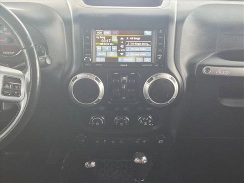 Used 2015 Jeep Wrangler Unlimited Rubicon AWD/4WD image 13