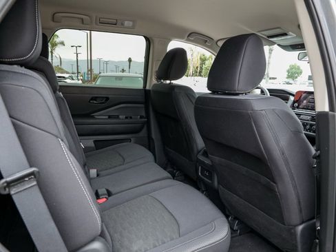 Used 2025 Nissan Pathfinder S image 22