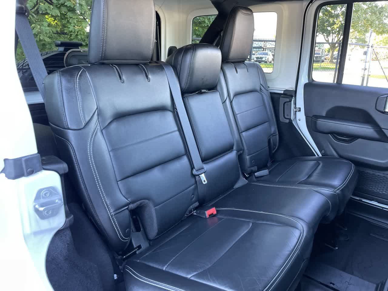 Used 2018 Jeep Wrangler Unlimited Sahara AWD/4WD image 15