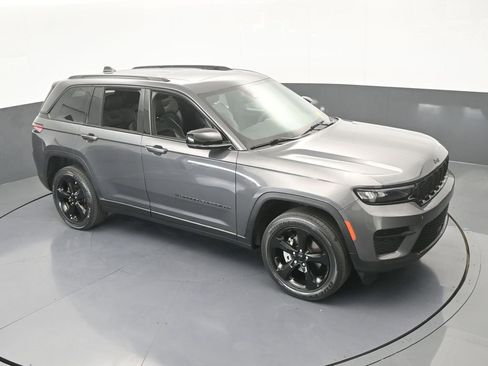 Used 2023 Jeep Grand Cherokee Altitude image 58
