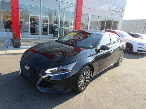 Used 2024 Nissan Altima 2.5 SV image 2