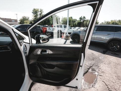 Used 2026 Chrysler Pacifica Select FWD image 13