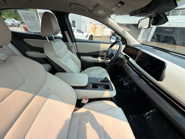 Used 2023 Nissan Ariya FWD image 16