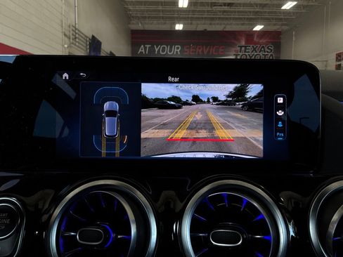 Used 2025 Mercedes-Benz GLA 250 image 38