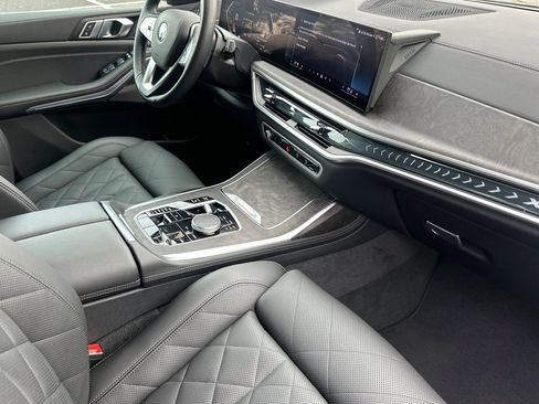 Used 2025 BMW X7 xDrive40i w/ Premium Package image 21