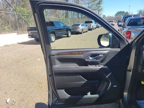 Used 2023 Chevrolet Suburban Premier image 11