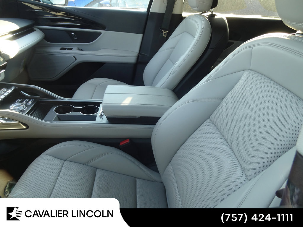 Used 2026 Lincoln Nautilus Premier AWD/4WD image 5