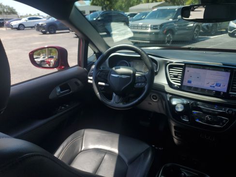 Used 2021 Chrysler Pacifica Touring-L w/ Uconnect Theater Family Group AWD/4WD image 18