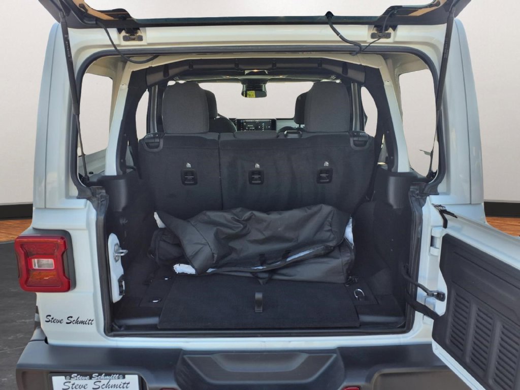 Used 2026 Jeep Wrangler Unlimited Sahara AWD/4WD image 20