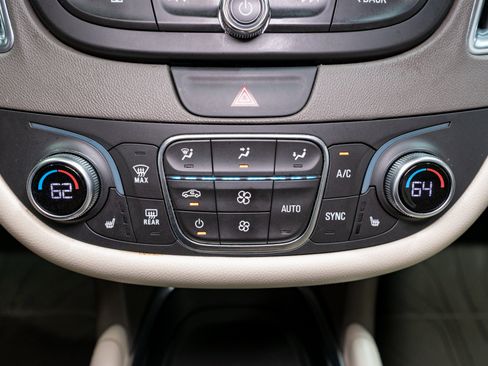 Used 2019 Chevrolet Malibu LT w/ Leather Package FWD image 19