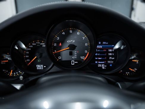 Used 2015 Porsche 911 GT3 RWD image 17