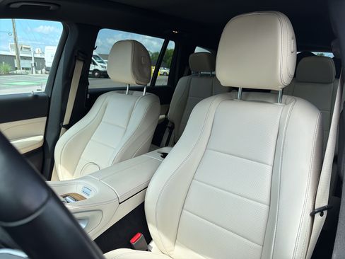 Used 2025 Mercedes-Benz GLS 450 4MATIC image 10