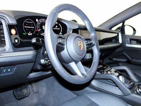 Used 2024 Porsche Cayenne Coupe image 4