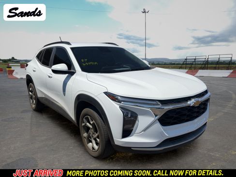 Used 2024 Chevrolet Trax LT w/ Driver Confidence Package FWD image 1