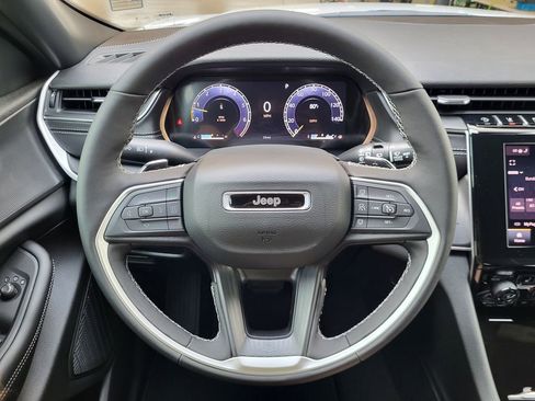 New 2025 Jeep Grand Cherokee Altitude AWD/4WD image 15
