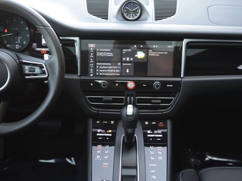 Certified 2026 Porsche Macan AWD/4WD image 19