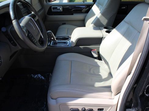 Used 2015 Lincoln Navigator 2WD image 17