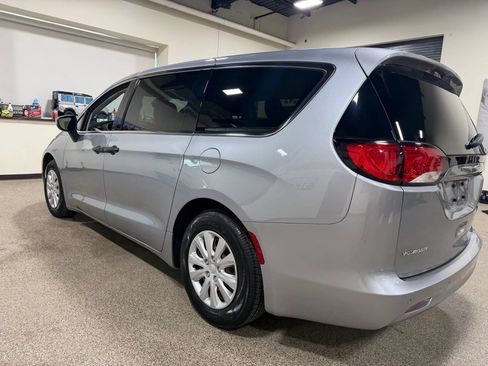Used 2021 Chrysler Voyager L FWD image 20