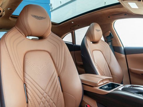 Used 2021 Aston Martin DBX image 36